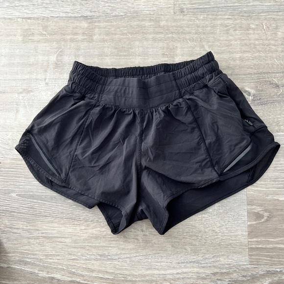 Lululemon Hottie Hot Short *2.5” Black - Size 4 - Picture 1 of 5